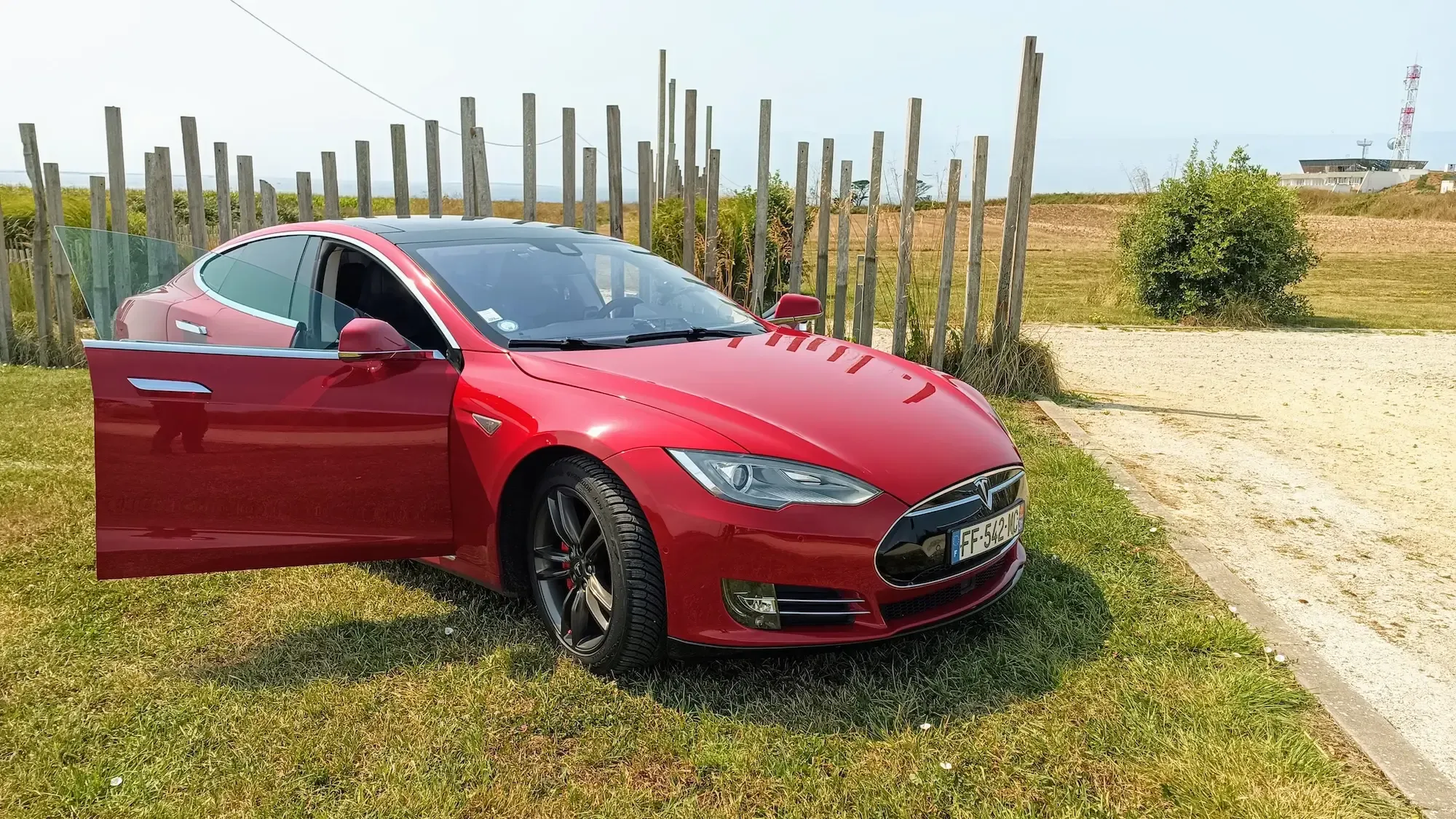 Tesla rouge Blanche Hermine VTC