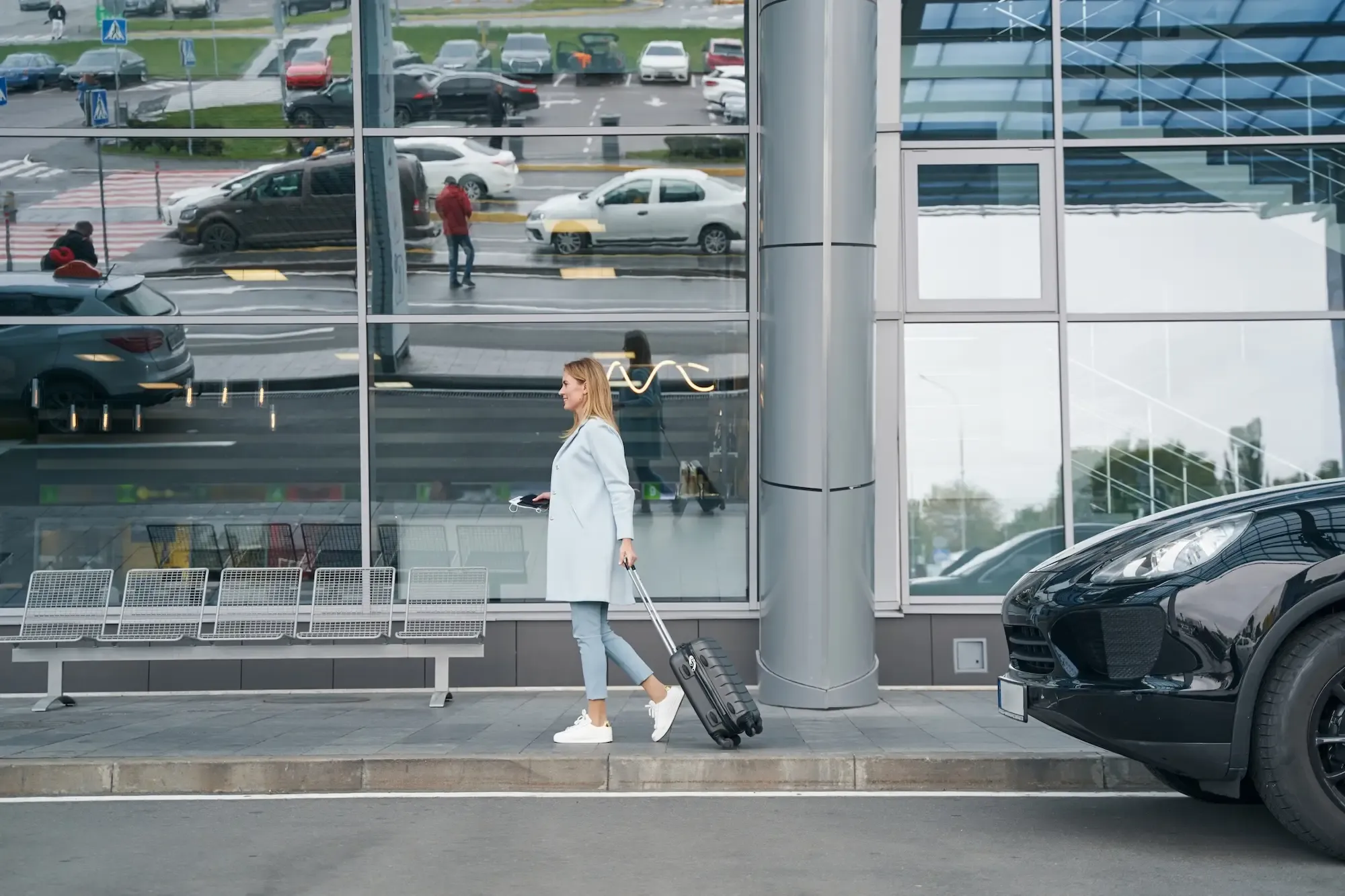 VTC qui dépose un passager à l'aéroport de Brest